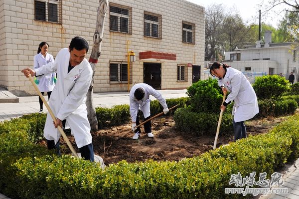 營造綠色就醫環境__建設和諧美麗醫院_———醫務人員義務勞動綠化美化醫院環境